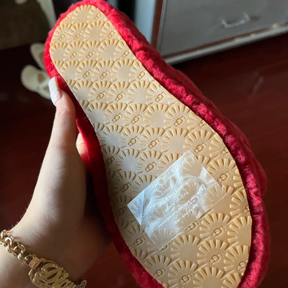 UGGS - Picture 3 of 5